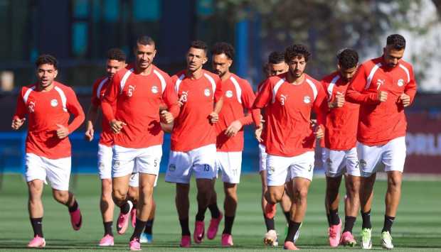 وسط حفاوة ودعم الجماهير.. حافلة منتخب مصر تتحرك لملعب مواجهة نيوزيلندا 