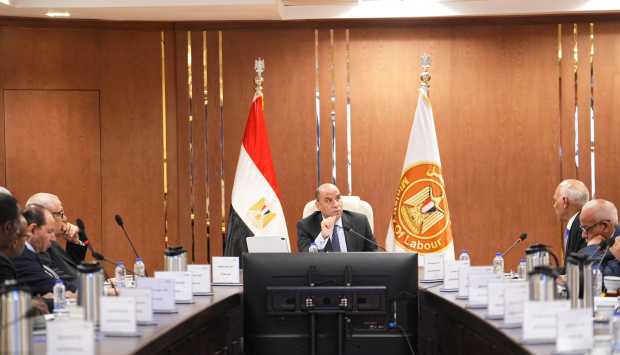 العمل: صندوق الطوارئ يقدم إعانات لـ441 ألف عامل بـ2.557 مليار جنيه 