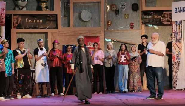 إقبال جماهيري كبير في ثاني أيام العرض المسرحي «الفتارين» بالفيوم 