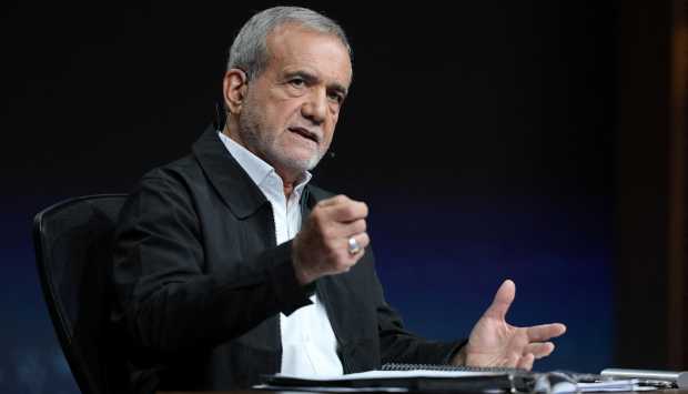 الرئيس الإيراني: توصلنا إلى تفاهم مع عمان بشأن مضيق هرمز 