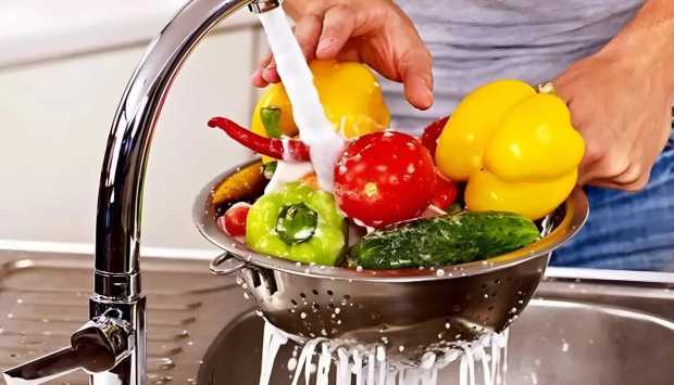 احذر.. أخطاء عند غسل الفواكه والخضراوات تتسبب في انتقال الملوثات إلى الطعام