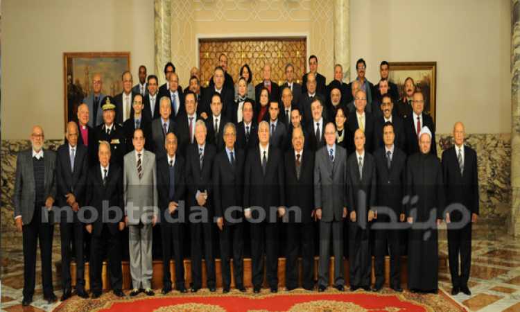  الصورة التذكارية للسيد الرئيس مع أعضاء لجنة الخمسين ولجنة العشرة