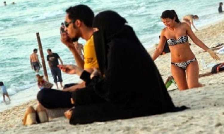 تغريم إيطاليات لارتدائهن البكينى 