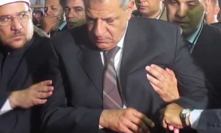 رئيس الوزراء يتعرض لدوار أثناء الصلاة 
