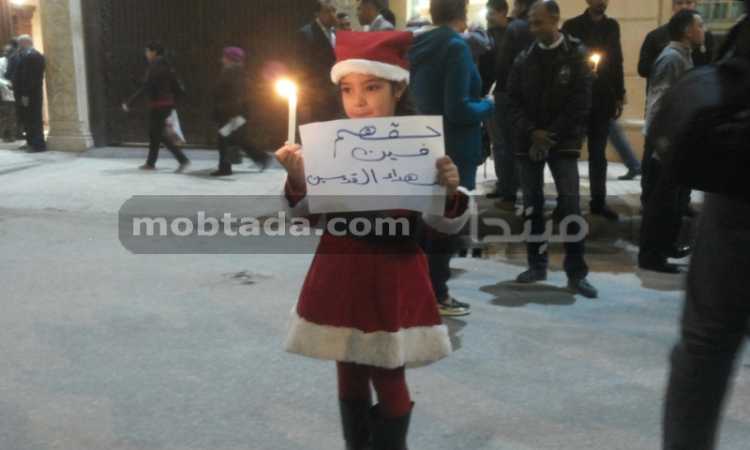 وقفة بالشموع أمام كنيسة القديسين 