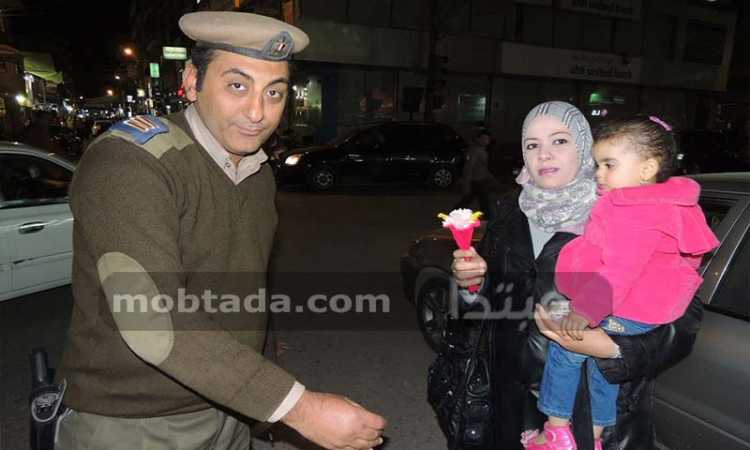 بالورود ضباط الشرطة يهنئون الأمهات بالمنيا	