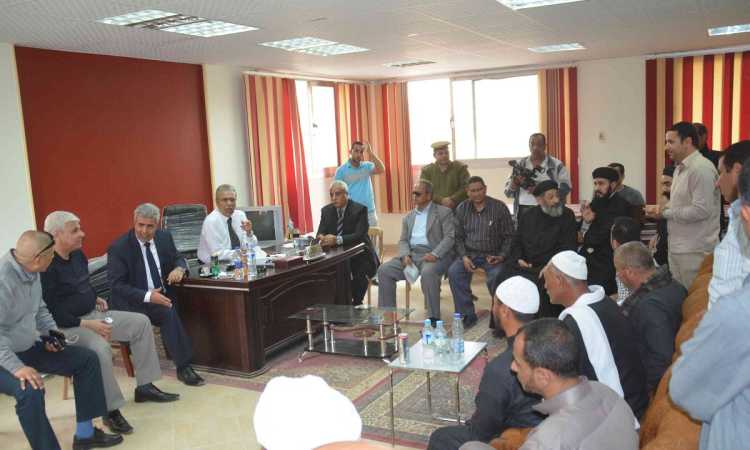محافظ المنيا و اهالى القرية