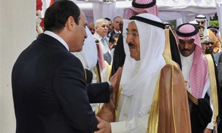 السيسى يصافح أمير الكويت بحرارة