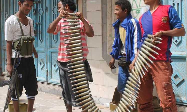 مقاتلون من عدن ضد الحوثيين بعد حصولهم على أسلحة من مظليين سعوديين 