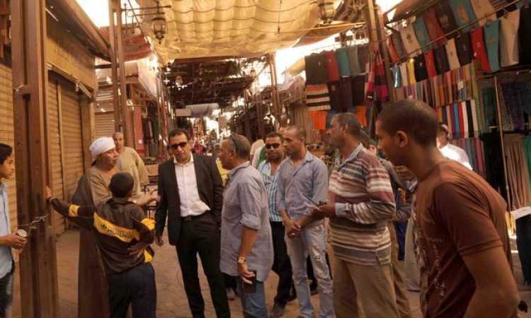 محافظ الاقصر يسكن الباعة الجائلين