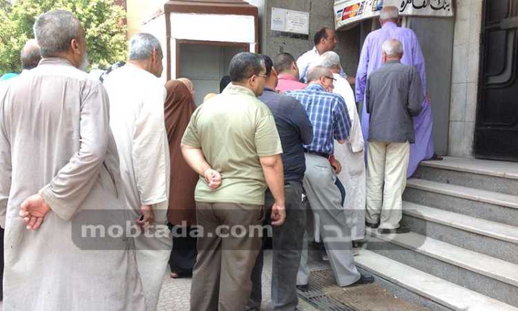 طوابير أصحاب المعاشات أمام البنوك