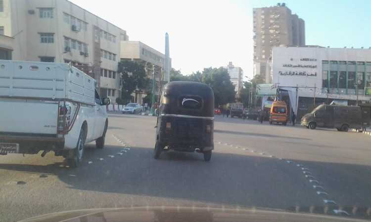 التوك توك امام مبنى محافظة الشرقية 