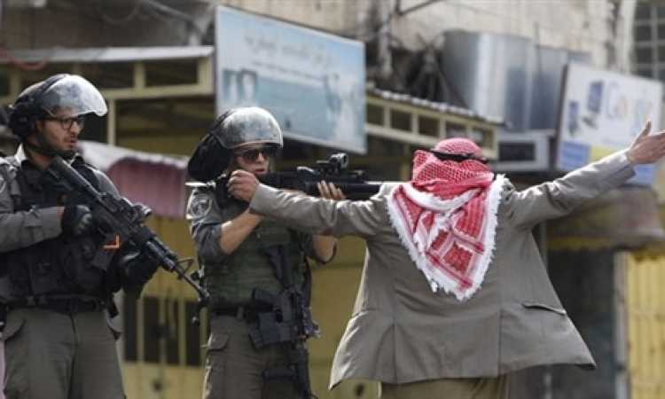 مسن فلسطينى يتحدى جنود الاحتلال