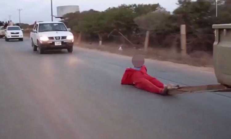 داعش يسحل رجلًا حتى الموت