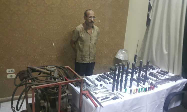 صاحب مطعم وتاجر سلاح