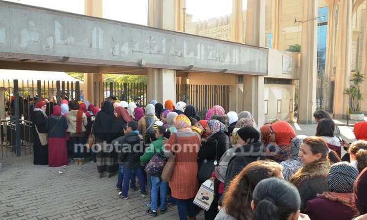 طلاب الجامعات والأسر فى معرض الكتاب 