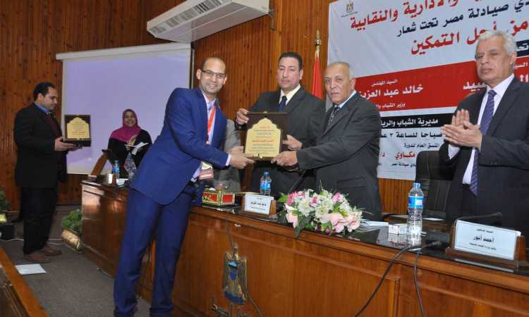 سكرتير عام محافظة أسيوط ونقيب الصيادلة خلال التكريم