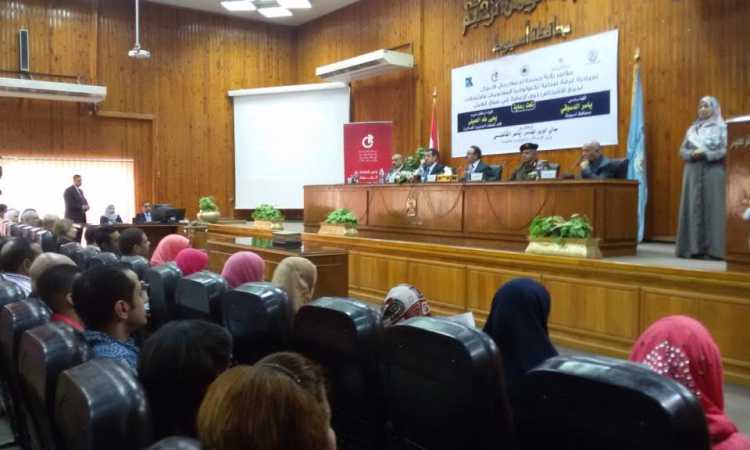 وزير الاتصالات ومحافظ أسيوط خلال المؤتمر