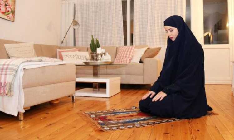 امرأة تصلى - أرشيفية