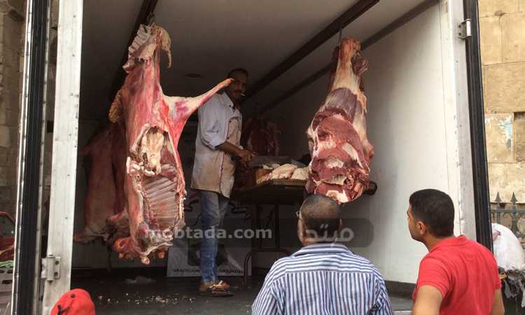  سيارة تبيع اللحمة مكتوب عليها النائب محمد شعبان