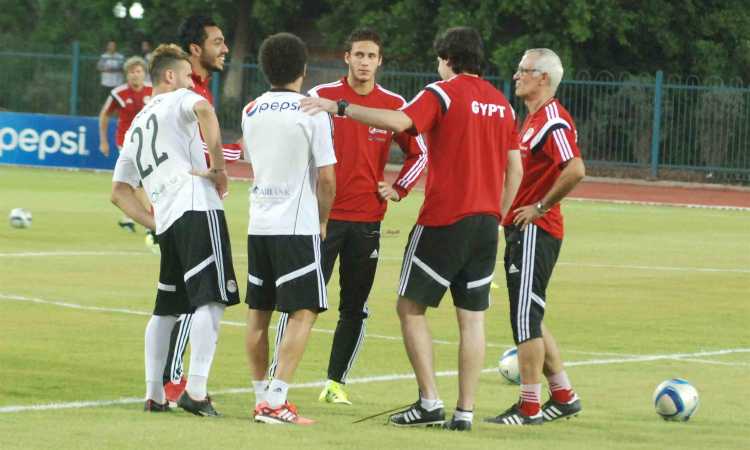 كوبر مع لاعبى المنتخب