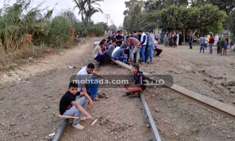  أهالى شما بالمنوفية يقطعون السكة الحديد للإفراج عن أبنائهم