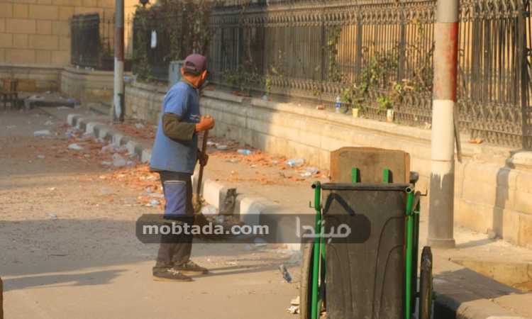 عمال النظافة يذيلون اثار الانفجار