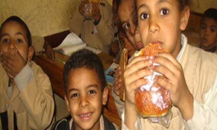 احدى الطلبة اثناء تناول الوجبة المدرسية 