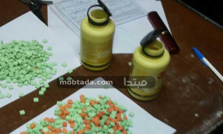 ضبط ١٠٥٠ قرص مخدر داخل مكملات غذائية