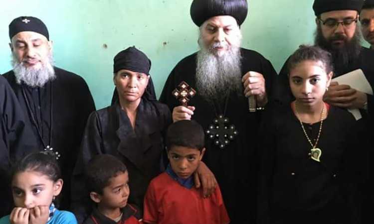 أسقف مغاغة يعزى أسر شهداء حادث المنيا