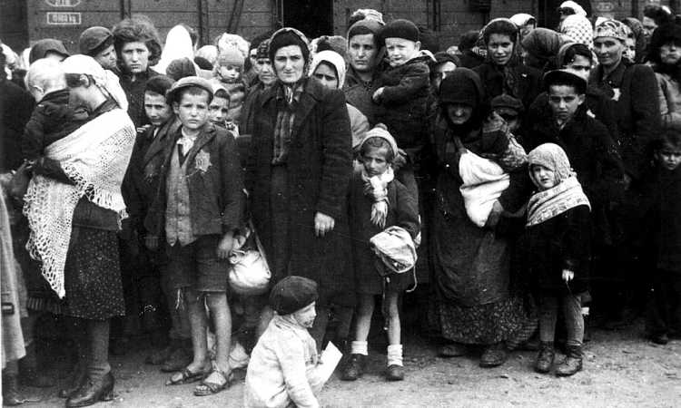 يهود فى إحدى معسكرات النازية عام 1944