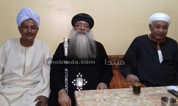أسقف دشنا يجوب منازل المسلمين لتقديم التهنئة بالعيد