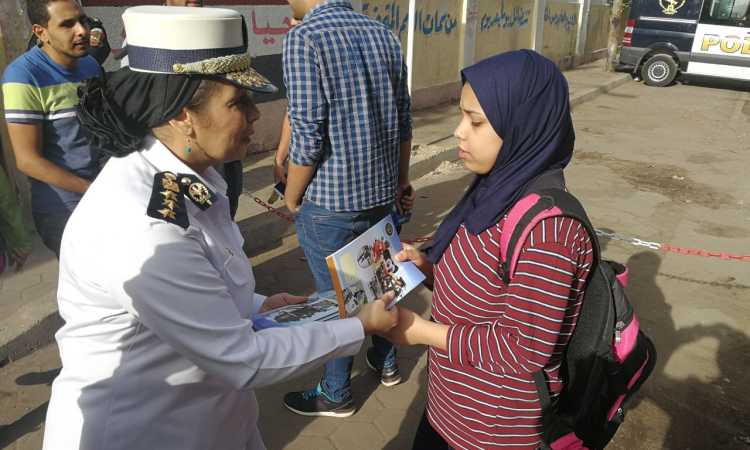 الشرطة النسائية خلال توزيع الكشاكيل