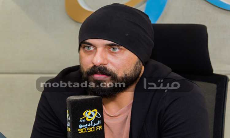 أحمد صلاح حسنى فى الراديو 9090