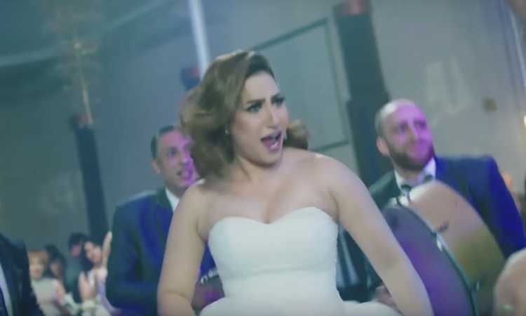 بوسى فى كليب أغنية أستاكوزا