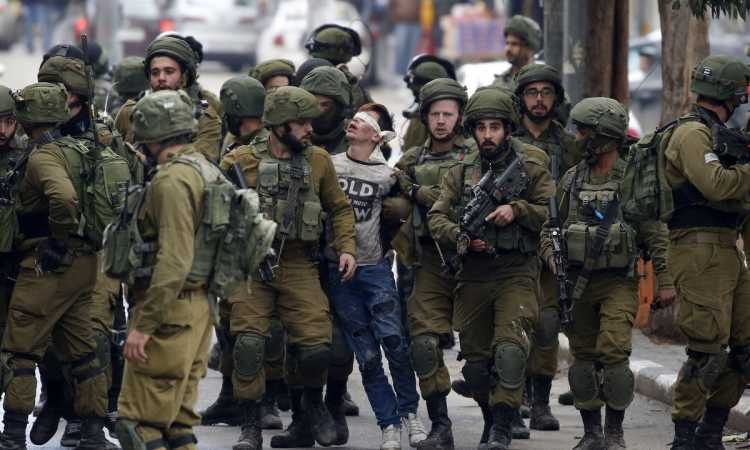 لحظة اعتقال الفتى الفلسطينى فوزى الجنيدى