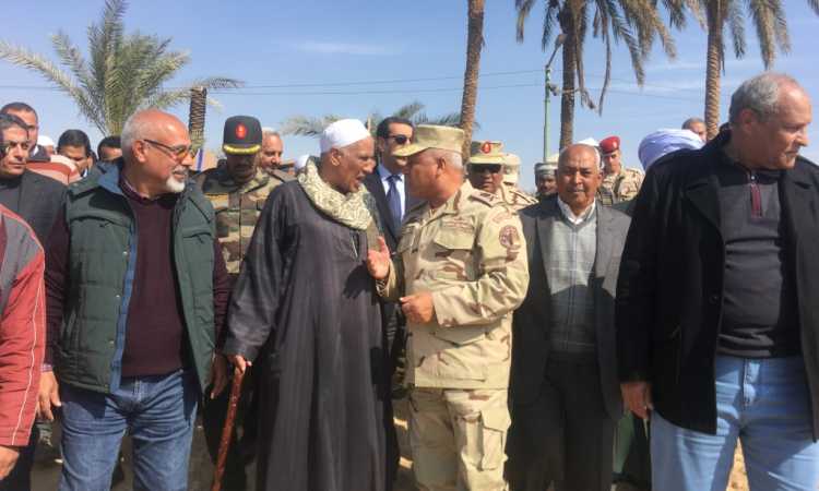 كامل الوزير مع أهالى البدارى