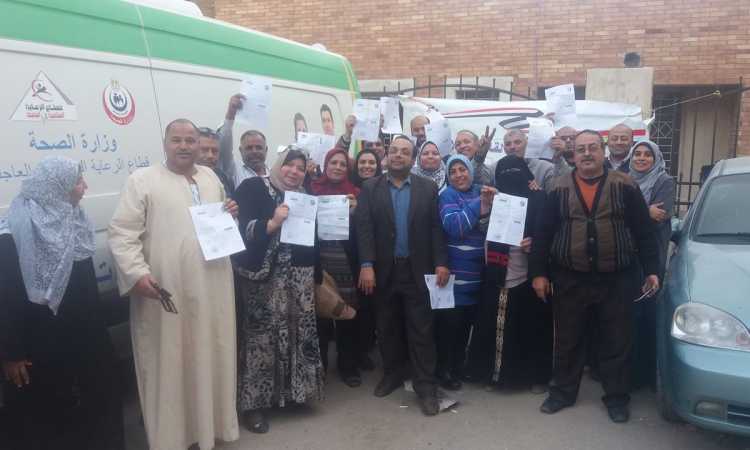 المشاركون في القافلة الطبية بعد تحرير التوكيلات