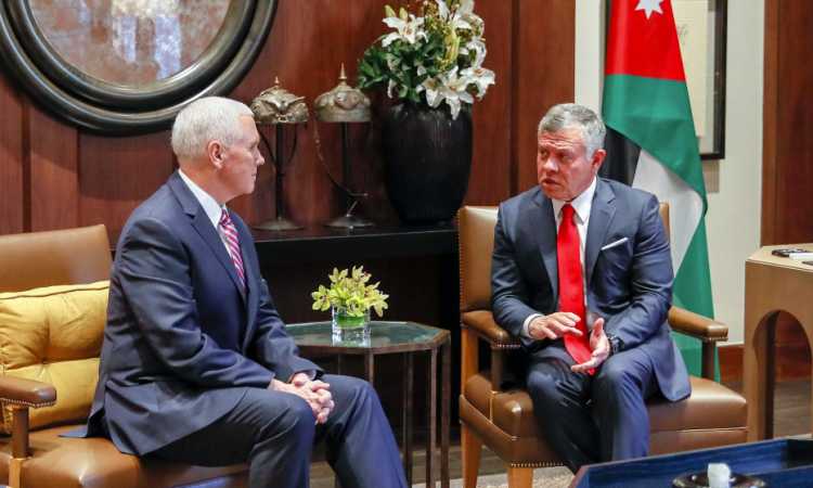 ملك الأردن يستقبل بنس