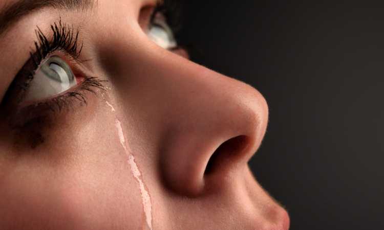 المرأة سريعة البكاء