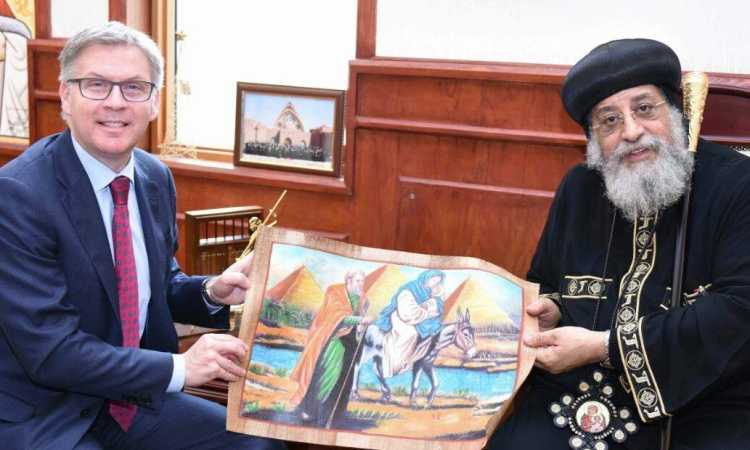 البابا تواضروس مع السفير الكندى