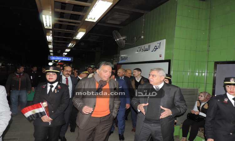وزير النقل ومدير شرطة النقل خلال الزيارة