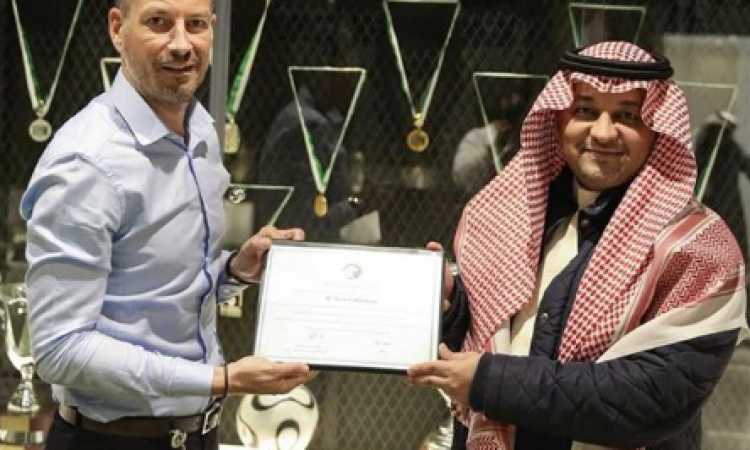 تكريم حكم إنجليزى أوقف مباراة بسبب الأذان