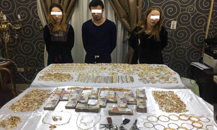 المتهمون وأمامهم المضبوطات