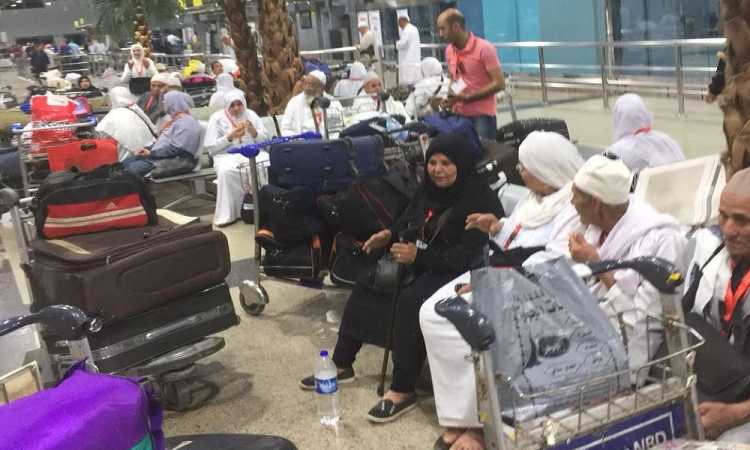 طلائع المعتمرين فى مطار القاهرة