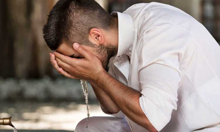 الوضوء بالماء