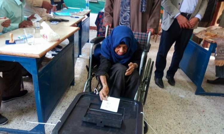 مسنة تدلى بصوتها على كرسى متحرك فى أسيوط 