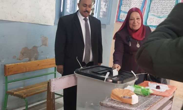 المستشارة فريال قطب أثناء الإدلاء بصوتها