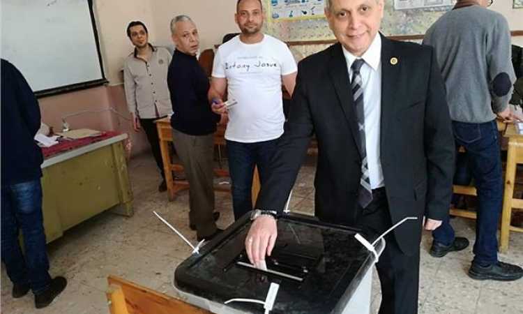 رئيس مصلحة الجمارك يدلى بصوته