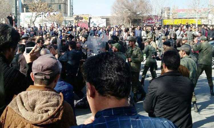 اشتباكات بين الشرطة ومتظاهري إيران